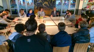 Leerlingen in gesprek met burgemeester Marcouch